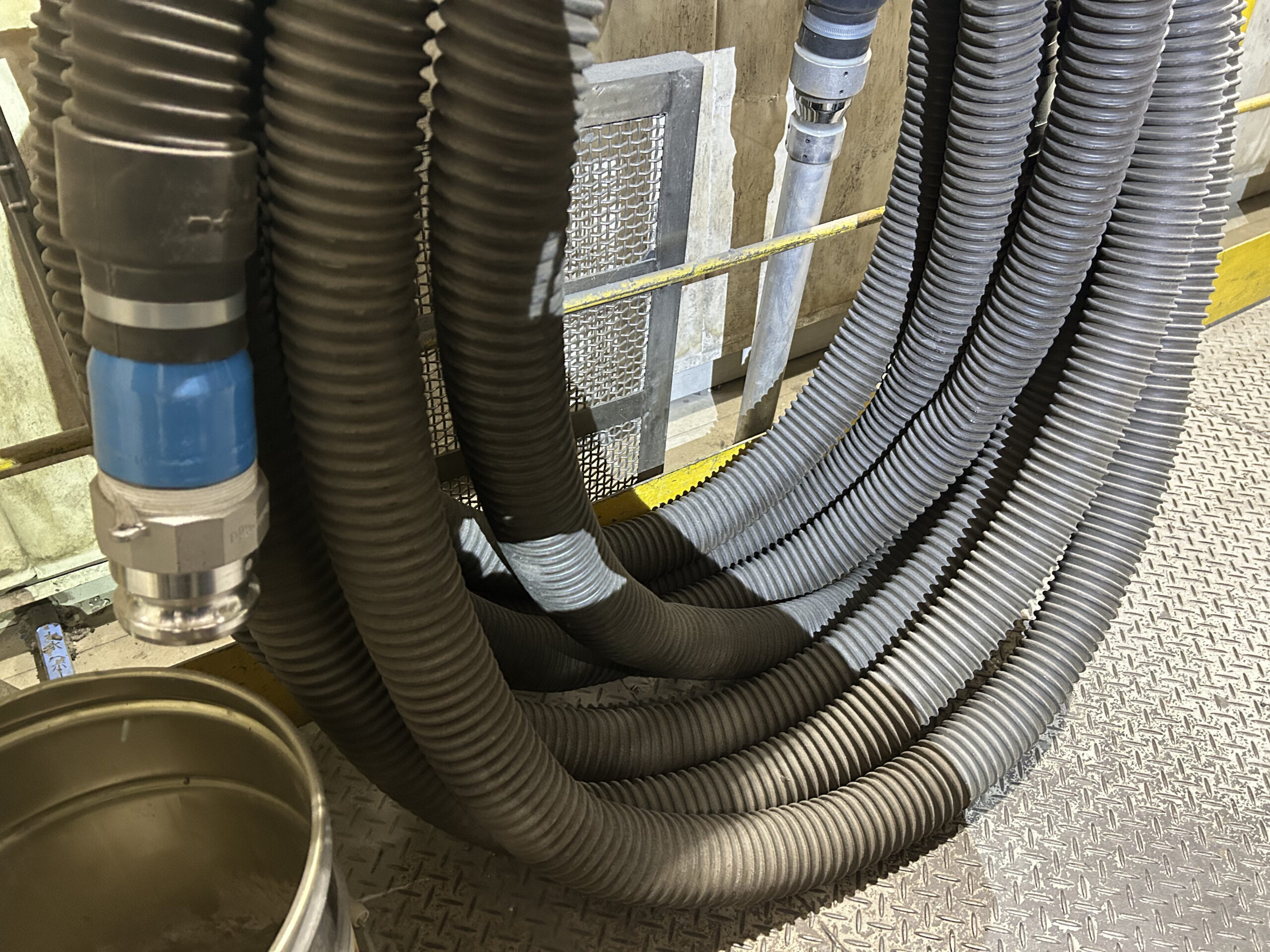 掃除機はあるが使われない現場
